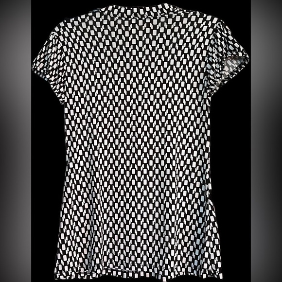 MAURICE’S Black/White Pattern V-Neck/Button Cap Sleeve Top, Medium, GUC. - Picture 8 of 8